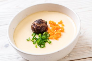 sebze, mantar ve havuç haşlanmış yumurta