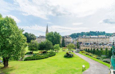 Bath, İngiltere - 30 Ağustos 2019: Bath şehrinde kamusal alan 
