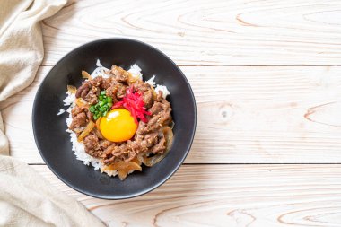 Biftek dilimlenmiş pirinç (Gyuu-Don) 