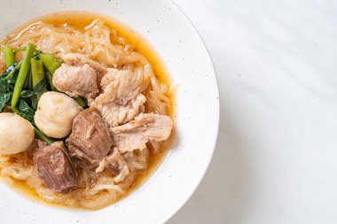 Pişmiş domuz etli erişte kasesi.