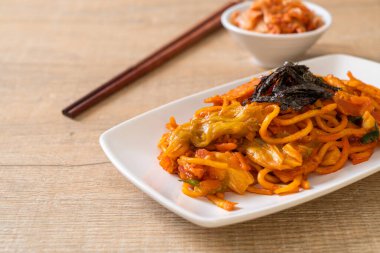 Kore baharatlı soslu ve sebzeli kızarmış erişte.