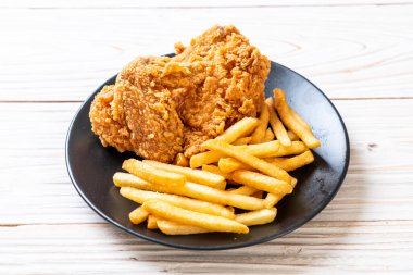 patates kızartması ve nuggets yemek kızarmış tavuk