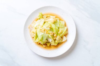 Balık soslu tavada kızartılmış lahana