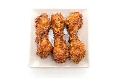 Beyaz arka planda kızarmış tavuk