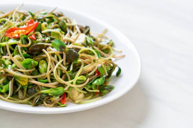 Istiridye sosu ile Kızarmış ayçiçeği Sprout