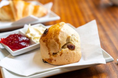 krem ve çilek reçelli çörek