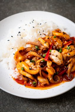 tavada kızartılmış ahtapot veya kalamar ve Korece baharatlı (osam bulgogi yapıştırmak