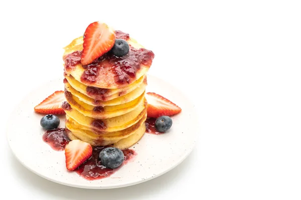 Pancake con fragole, mirtilli e salsa di bacche — Foto Stock