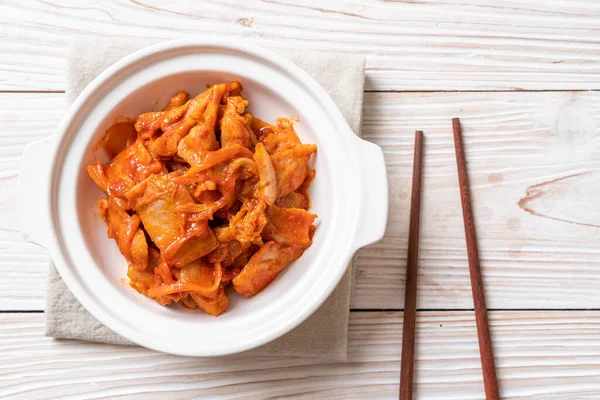 kimchi ile tavada kızartılmış domuz eti
