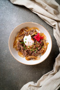 Biftek dilimlenmiş pirinç (Gyuu-Don) 