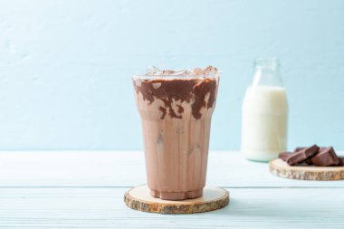 Buzlu çikolata milkshake içecek