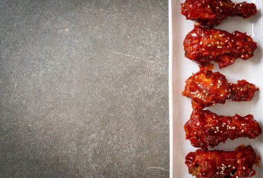 Baharatlı soslu kızarmış tavuk 