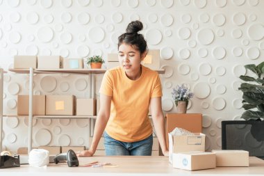 Asya kadın iş sahibi çalışan evde ambalaj kutusu ile w