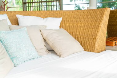 veranda sandalyesinde rahat yastık