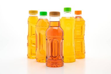 şişe buzlu çay ve yeşil çay beyaz arka plan üzerinde