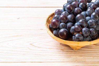 beyaz arka planda taze siyah üzüm