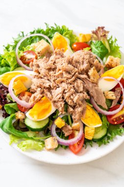 Sebze salatası ve yumurta ile tuna