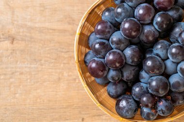 beyaz arka planda taze siyah üzüm