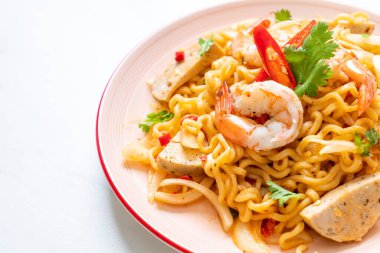 Baharatlı hazır erişte salatası ve karides.