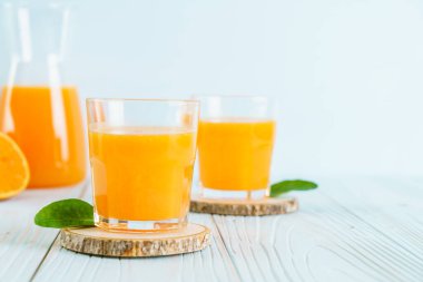 Ahşap arka plan üzerinde taze portakal suyu