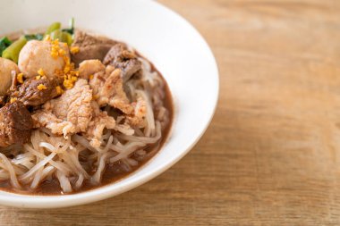 Demlenmiş Domuz eti ile pirinç şehriye çorbası