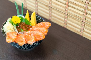 pirinç kase (donburi tepesinde taze somon)