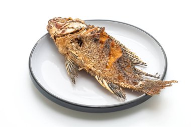 Kızarmış balık baharatlı deniz ürünleri sos ile