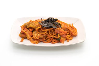 Kore baharatlı soslu ve sebzeli kızarmış erişte.