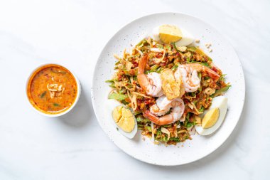 Kanat Fasulyesi ya da Betel Fındığı Karides ve Karidesli Baharatlı Salata