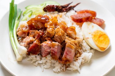 tepesinde pirinç gevrek domuz yağı