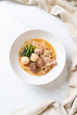 Pişmiş domuz etli erişte kasesi.