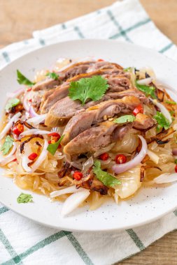 Kızarmış ördek pamelo baharatlı salata