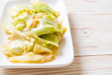 Balık soslu tavada kızartılmış lahana