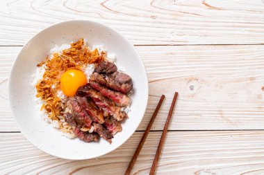 yumurta ile tepesinde pirinç kase dilimlenmiş sığır eti