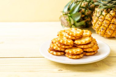 ananas reçel ile bisküvi