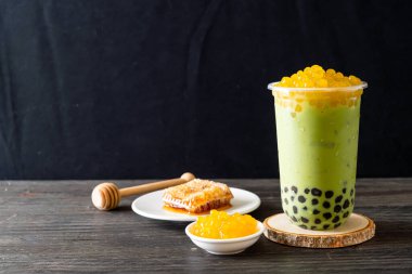 kabarcık ve bal kabarcıkları ile yeşil çay latte