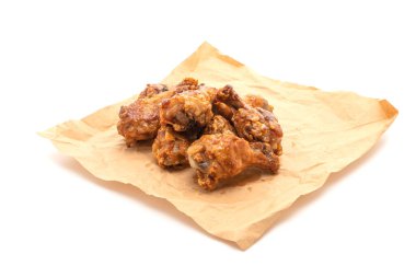 Beyaz arka planda kızarmış tavuk