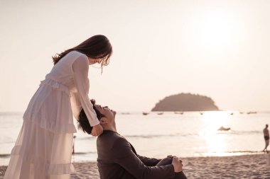 Mutlu çift balayı gidiş tropikal kum plajı üzerinde su içinde seyahat.