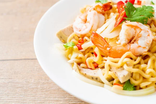 Spicy instant noodles salad with shrimps — Stock Photo, Image