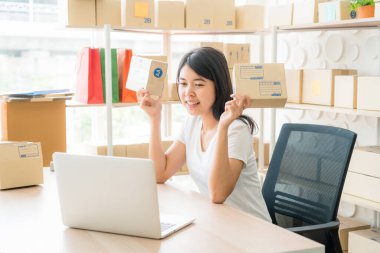 Laptop ve Pho internet kullanırken Asya kadın zevk kendini