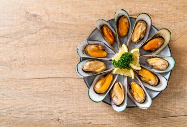 Limonlu ve maydanozlu midye