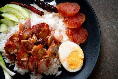 Barbekü soslu kırmızı domuz eti ve üstüne pirinç. 