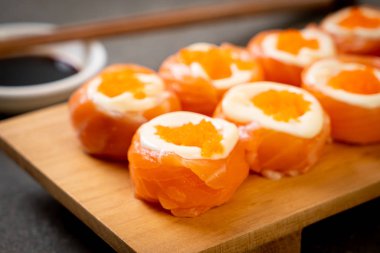 mayonez ve karides yumurta ile taze somon suşi rulo