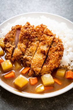 Çıtır çıtır kızarmış domuz pirzola köri ve pilav ile 