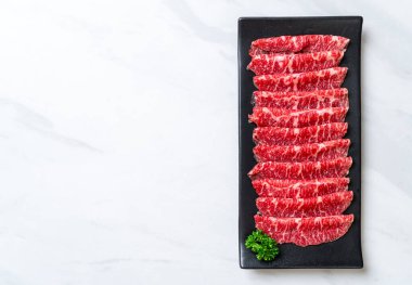 Mermer dokusuyla kesilmiş taze et.