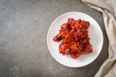 Baharatlı soslu kızarmış tavuk 