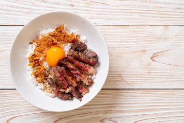 yumurta ile tepesinde pirinç kase dilimlenmiş sığır eti
