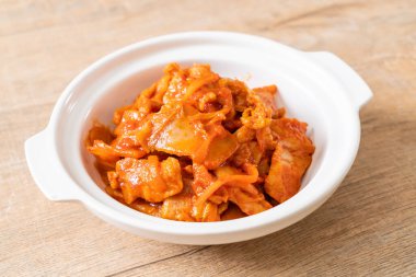 kimchi ile tavada kızartılmış domuz eti
