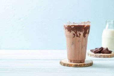 Buzlu çikolata milkshake içecek