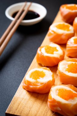 mayonez ve karides yumurta ile taze somon suşi rulo